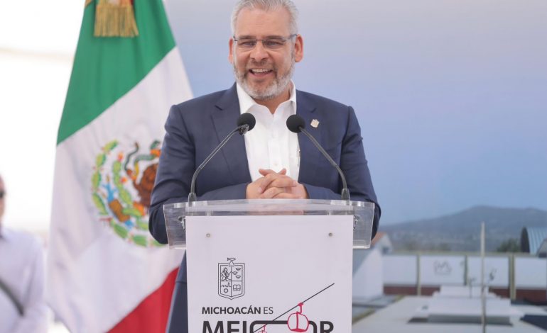 El 99.9 % de los docentes michoacanos recibe pago con tarjeta: Bedolla