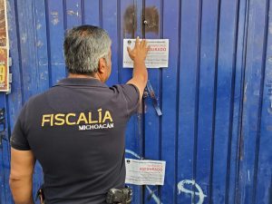 Tras catear un taller mecánico, Fiscalía General recupera una motocicleta robada y detiene a una persona