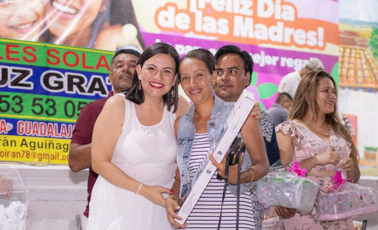 Sedebi celebra a más de 300 mamás en Buenavista