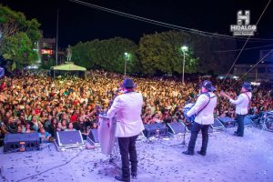 ​La gente de Ciudad Hidalgo, cantó y bailó a ritmo de la música de los Cardenales de Nuevo León.