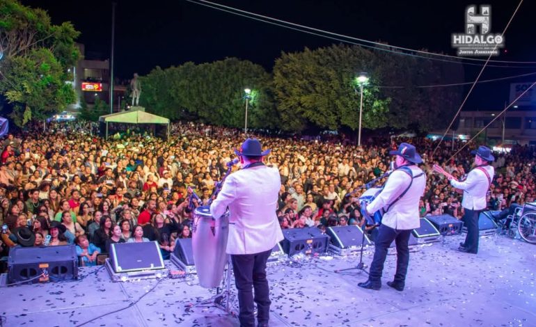 La gente de Ciudad Hidalgo, cantó y bailó a ritmo de la música de los Cardenales de Nuevo León.