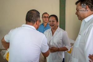 ​Jeovana Alcántar, entregó uniformes a trabajadores del Sistema de Agua Potable y Alcantarillado de Ciudad Hidalgo (SAPA).