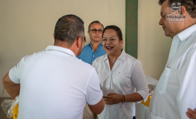 Jeovana Alcántar, entregó uniformes a trabajadores del Sistema de Agua Potable y Alcantarillado de Ciudad Hidalgo (SAPA).