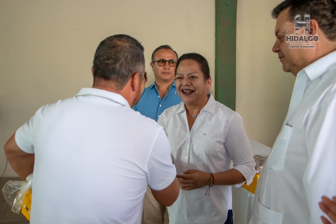 ​Jeovana Alcántar, entregó uniformes a trabajadores del Sistema de Agua Potable y Alcantarillado de Ciudad Hidalgo (SAPA).