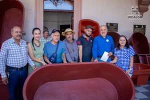 ​El Gobierno Municipal que encabeza Jeovana Alcántar, entregó Comederos y Bebederos para el ganado, beneficiando al sector agropecuario.