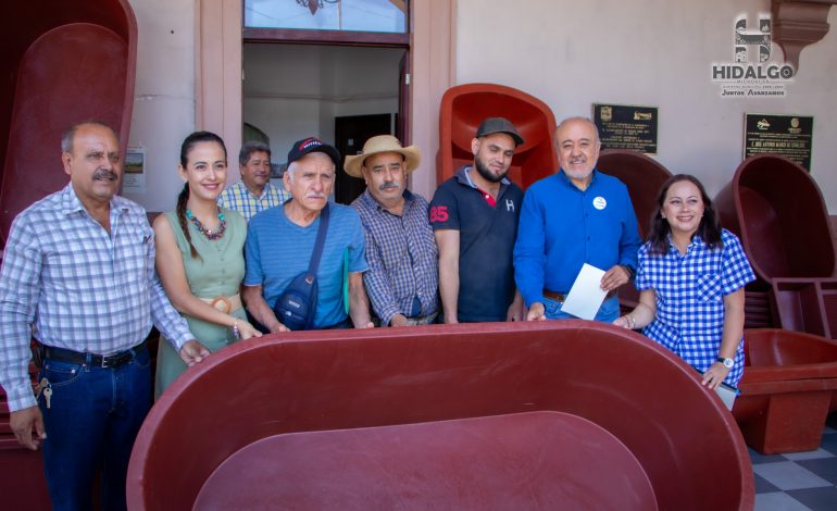 El Gobierno Municipal que encabeza Jeovana Alcántar, entregó Comederos y Bebederos para el ganado, beneficiando al sector agropecuario.