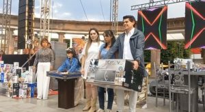 Toño Ixtlahuac, Rinde Homenaje a las Madres con Música y Emotivos Reconocimientos en la Plaza Cívica «Benito Juárez»