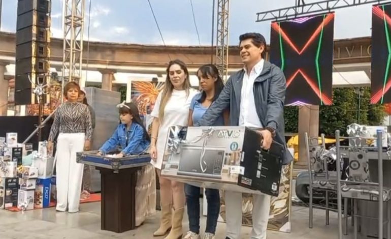 Toño Ixtlahuac, Rinde Homenaje a las Madres con Música y Emotivos Reconocimientos en la Plaza Cívica «Benito Juárez»