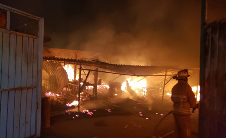 Pérdida Total en Incendio de Taller de Muebles en Cd. Hidalgo; Afortunadamente, Sin Heridos