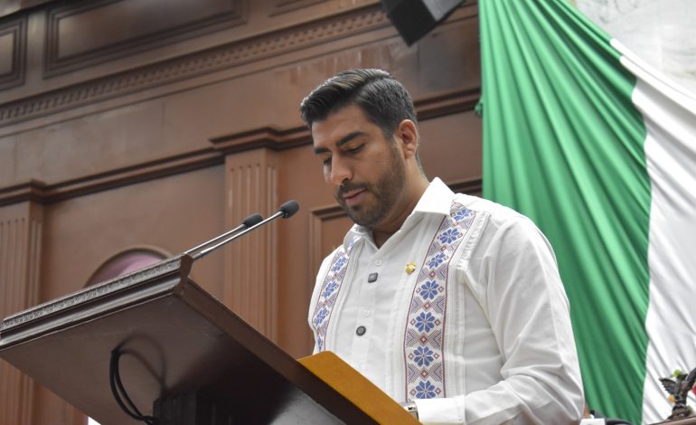 Presenta Poncho Chávez iniciativa para brindar educación a mujeres víctimas de violencia