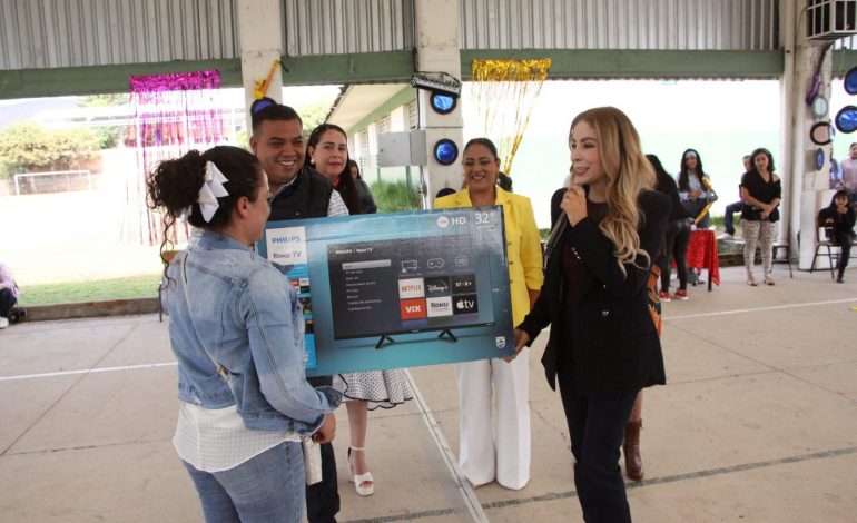 Belinda Hurtado celebra el Día de la Familia en la Primaria Benito Juárez de Ciudad Hidalgo