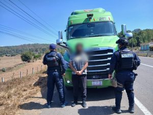 Elementos de la Guardia Civil recuperaron un tracto camión con reporte de robo