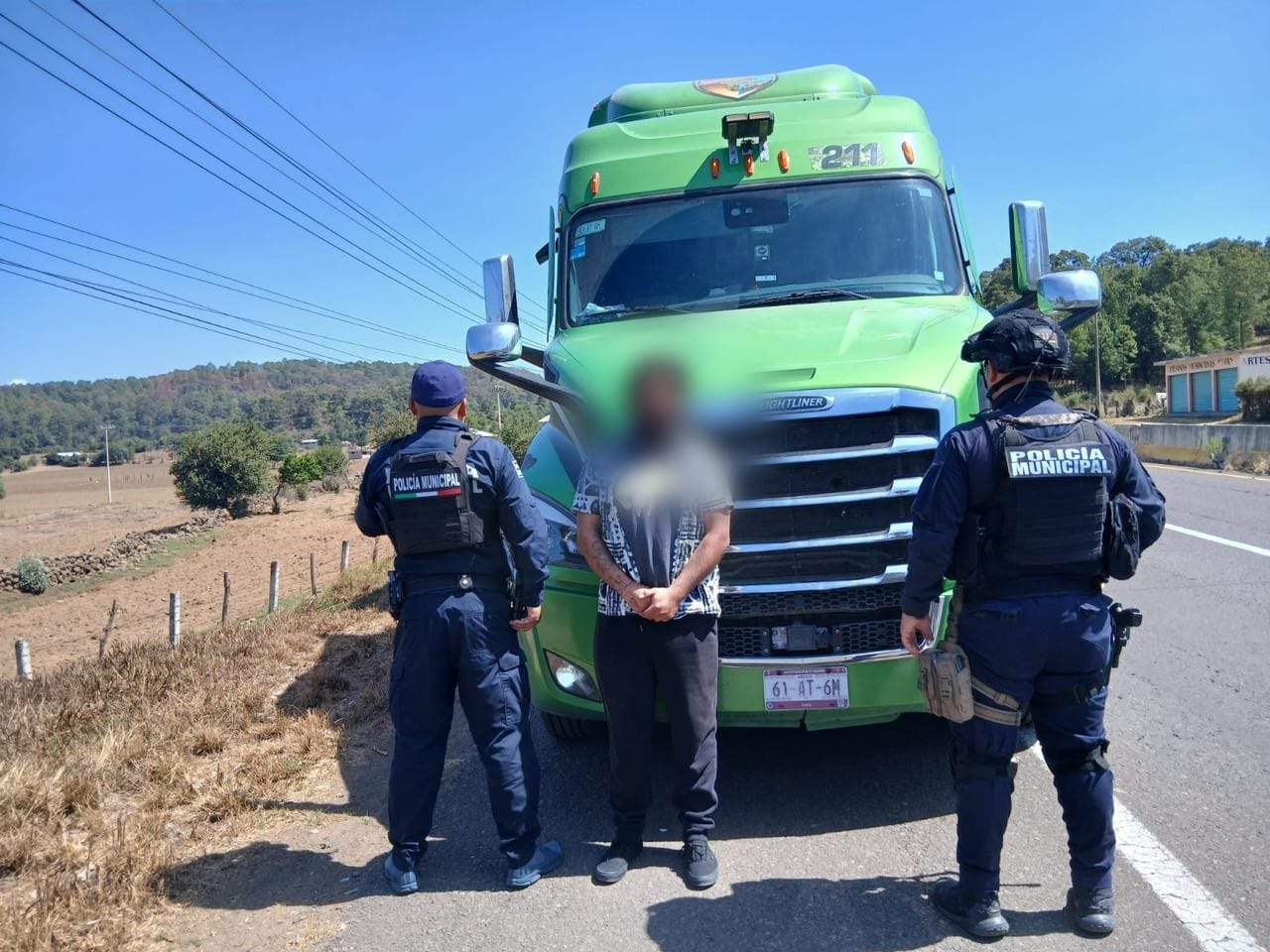 Elementos de la Guardia Civil recuperaron un tracto camión con reporte de robo