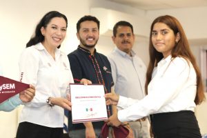 Entrega Iemsysem apoyos a estudiantes de Huetamo y Carácuaro