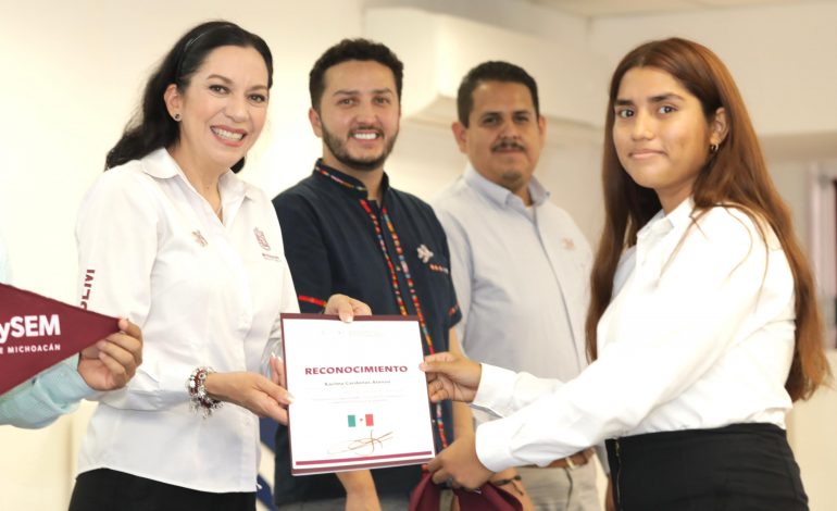 Entrega Iemsysem apoyos a estudiantes de Huetamo y Carácuaro