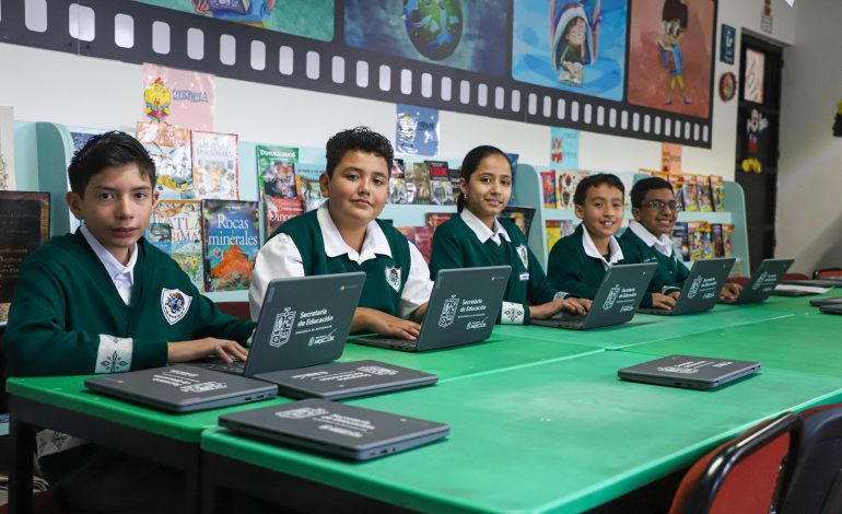 Docentes hoy realizan su labor con mejores herramientas tecnológicas