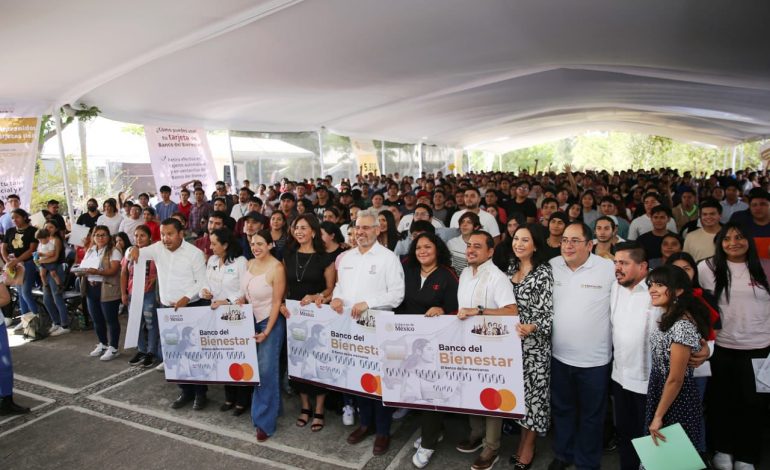 Entrega Bedolla tarjetas de la beca Jóvenes Escribiendo el Futuro