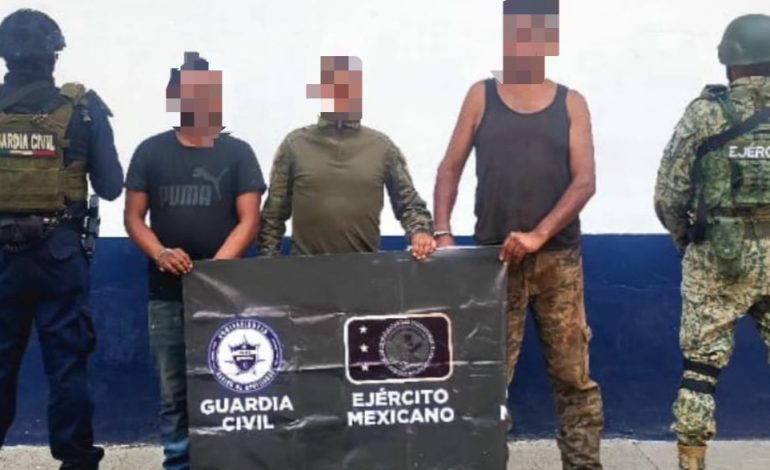 Detenidos tres hombres armados, aseguran droga y cartuchos en Apatzingán
