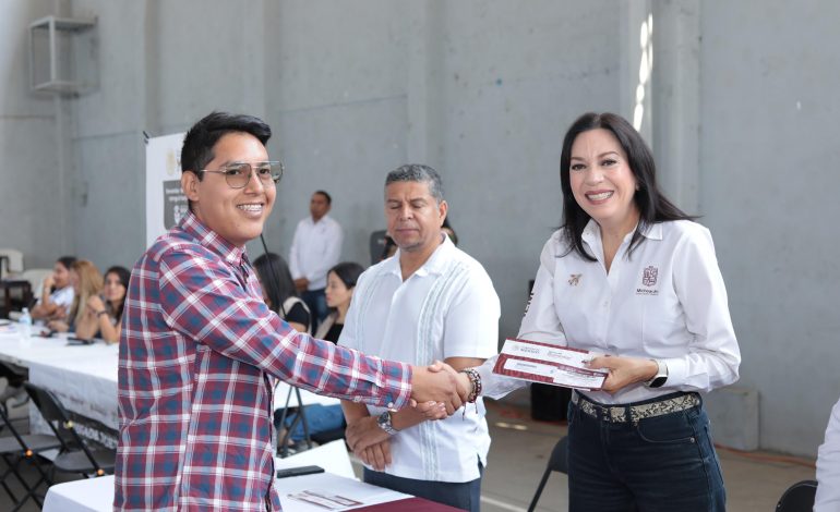 Más de 500 estudiantes de prepa abierta recibirán beca “Benito Juárez”