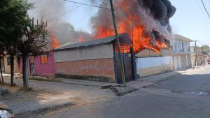 Rápida Respuesta de Bomberos de Zitácuaro Evita Desastres en San Miguel Chichimequillas