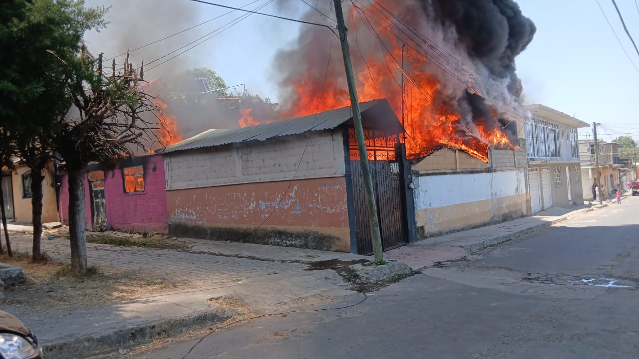 Rápida Respuesta de Bomberos de Zitácuaro Evita Desastres en San Miguel Chichimequillas