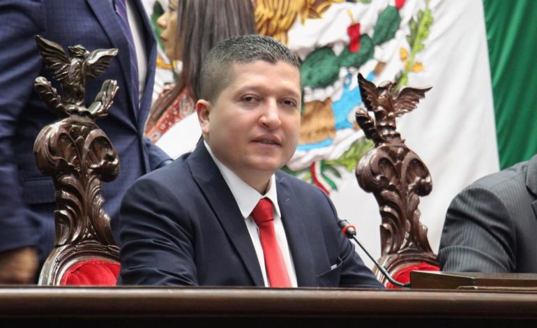 Presenta Vicente Gómez iniciativa para incluir la violencia digital en la Ley de Derechos de NNA