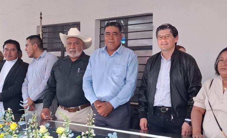 Toño Ixtláhuac encabeza en San Miguel Chichimequillas de Zitácuaro, el 158 aniversario de la toma de Querétaro.