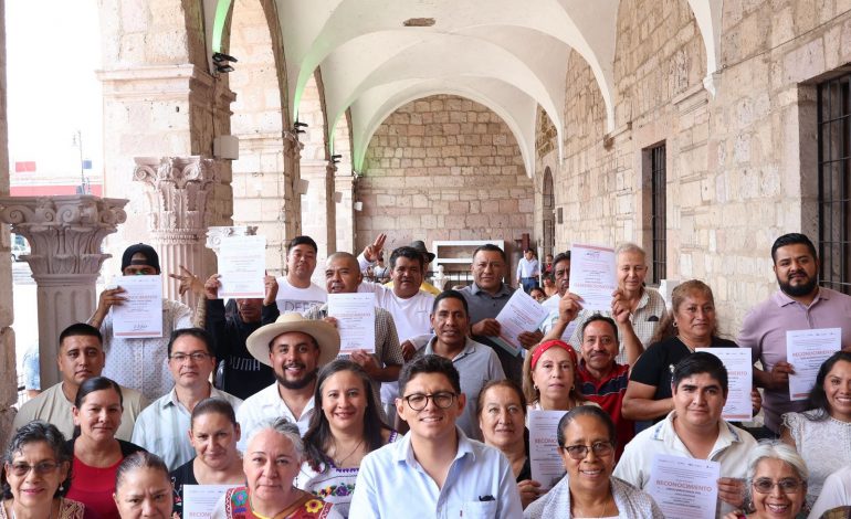 Casart premia creatividad y originalidad de piezas en arte plumario, cantería y alfarería