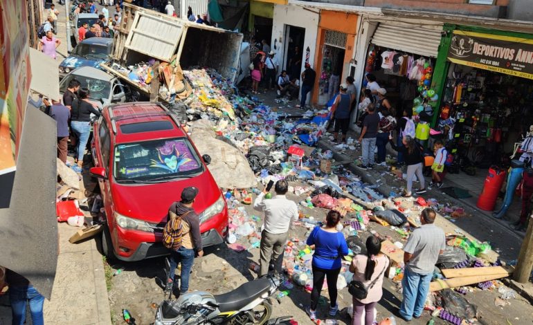 Volcadura de camión de basura  cobra una vida y hiere a otra persona
