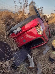 Un lesionado tras la volcadura del vehículo en el que viajaba sobre la carretera Morelia-Pátzcuaro.