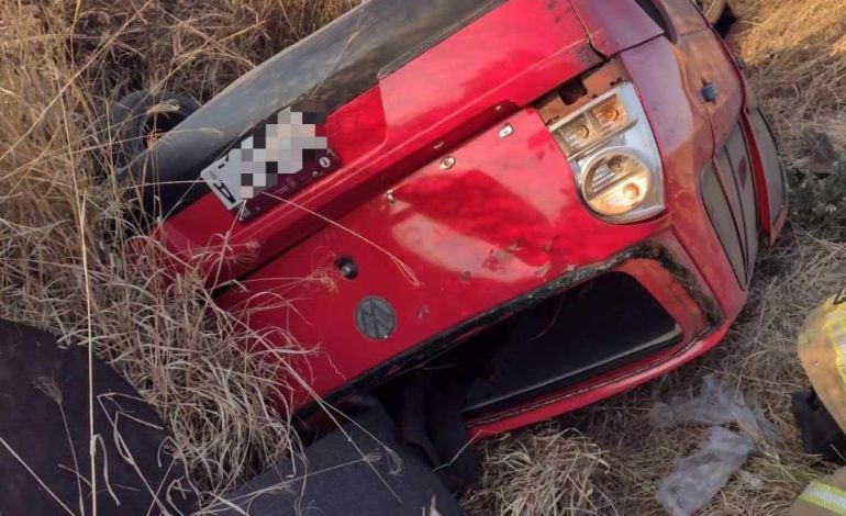 Un lesionado tras la volcadura del vehículo en el que viajaba sobre la carretera Morelia-Pátzcuaro.