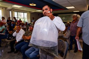 Entrega Compesca 52 mil crías de tilapia a productores de Uruapan