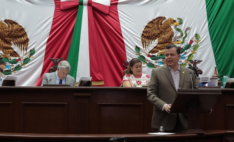 Propone Memo Valencia renovar placas cada diez años en Michoacán
