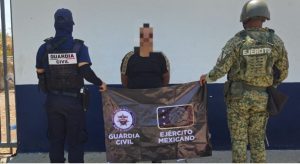 SSP y Defensa detienen a un hombre y aseguran armamento en Apatzingán