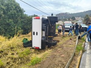 Joven Conductor Sufre Volcadura en la Carretera Zitácuaro-Morelia