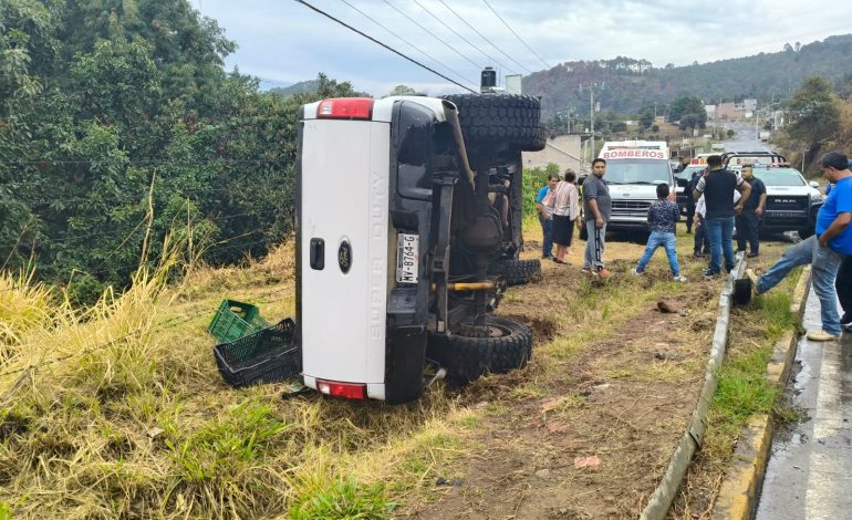 Joven Conductor Sufre Volcadura en la Carretera Zitácuaro-Morelia