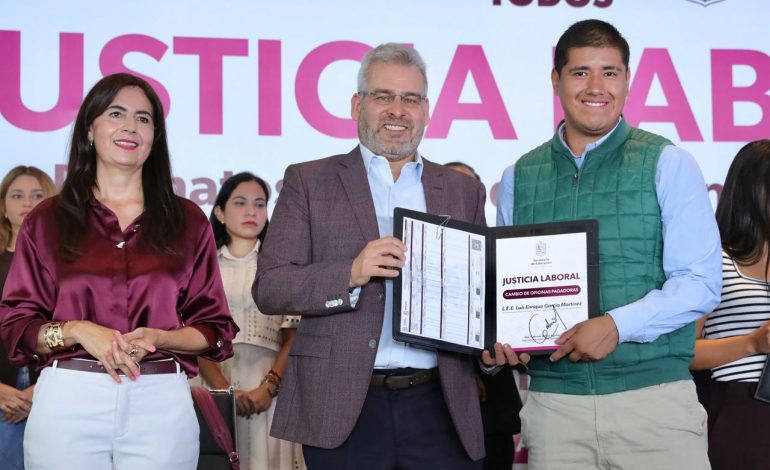 Ante 1,200 docentes, Bedolla arranca entrega de promociones a maestras y maestros.