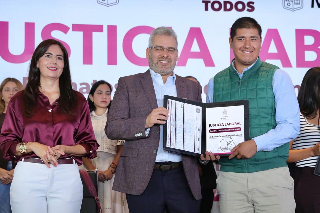 Ante 1,200 docentes, Bedolla arranca entrega de promociones a maestras y maestros.