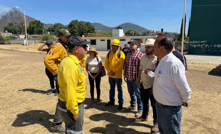 David López alcalde de Tuxpan gestionó aeronave con el gobernador para extinguir fuego en incendio forestal