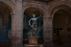 Improcedente juicio de amparo contra reforma a la Universidad Michoacana: Juez de Distrito.