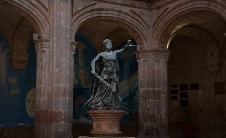 Improcedente juicio de amparo contra reforma a la Universidad Michoacana: Juez de Distrito.