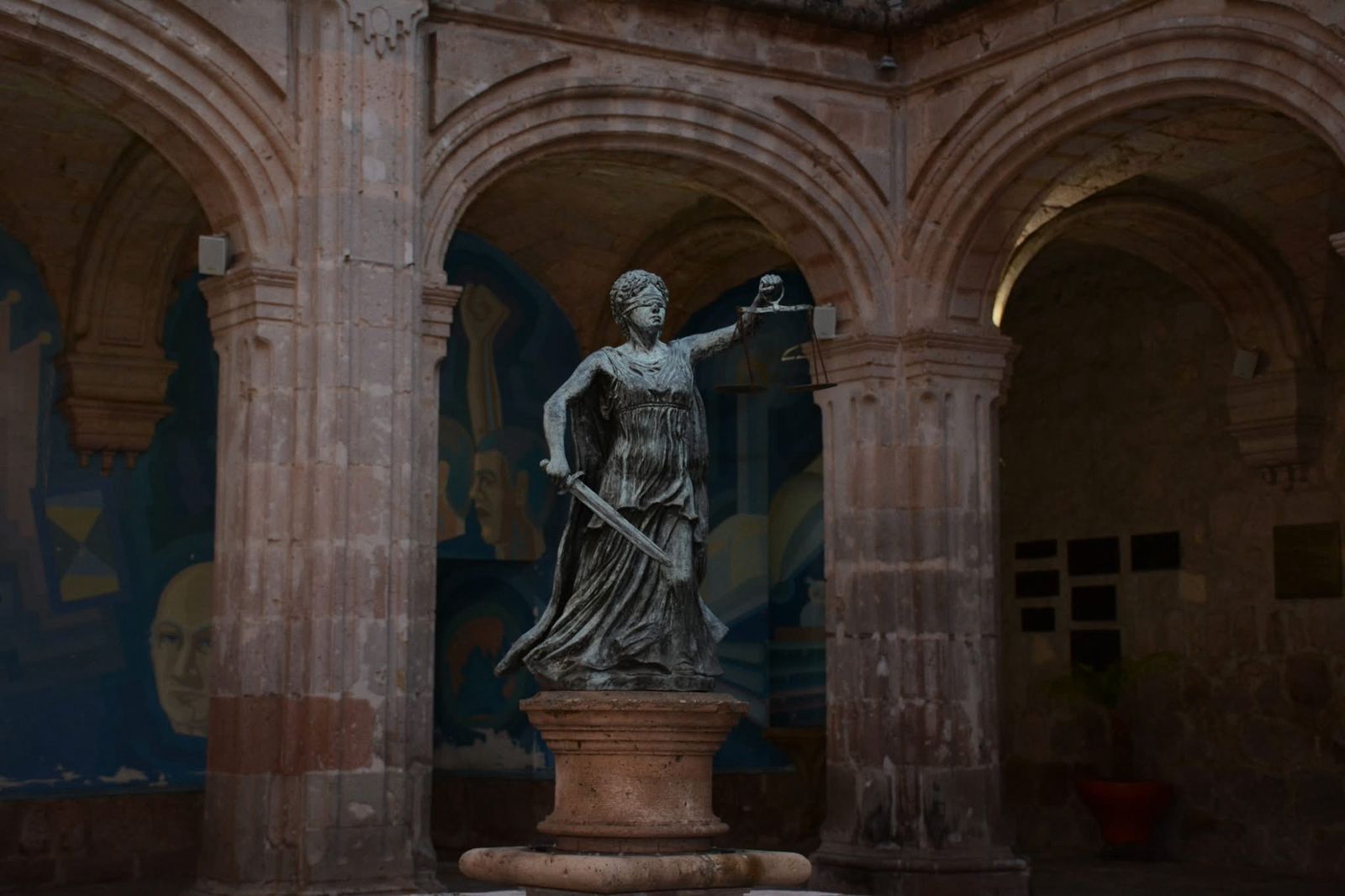 Improcedente juicio de amparo contra reforma a la Universidad Michoacana: Juez de Distrito.