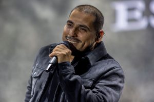 Lo intentó y sí funcionó, Espinoza Paz dejó su corazón a las mamás en el Festival de Origen.<br>
