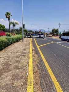 Volcadura de Microbús deja dos jóvenes Lesionados en CdHidalgo.