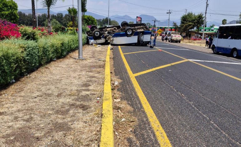 Volcadura de Microbús deja dos jóvenes Lesionados en CdHidalgo.