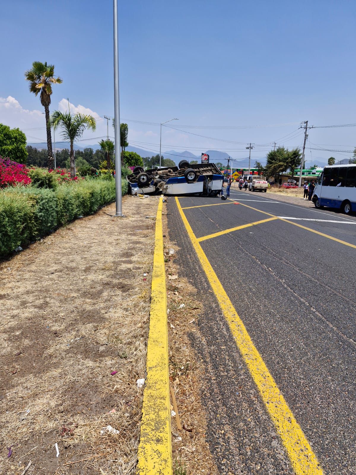 Volcadura de Microbús deja dos jóvenes Lesionados en CdHidalgo.