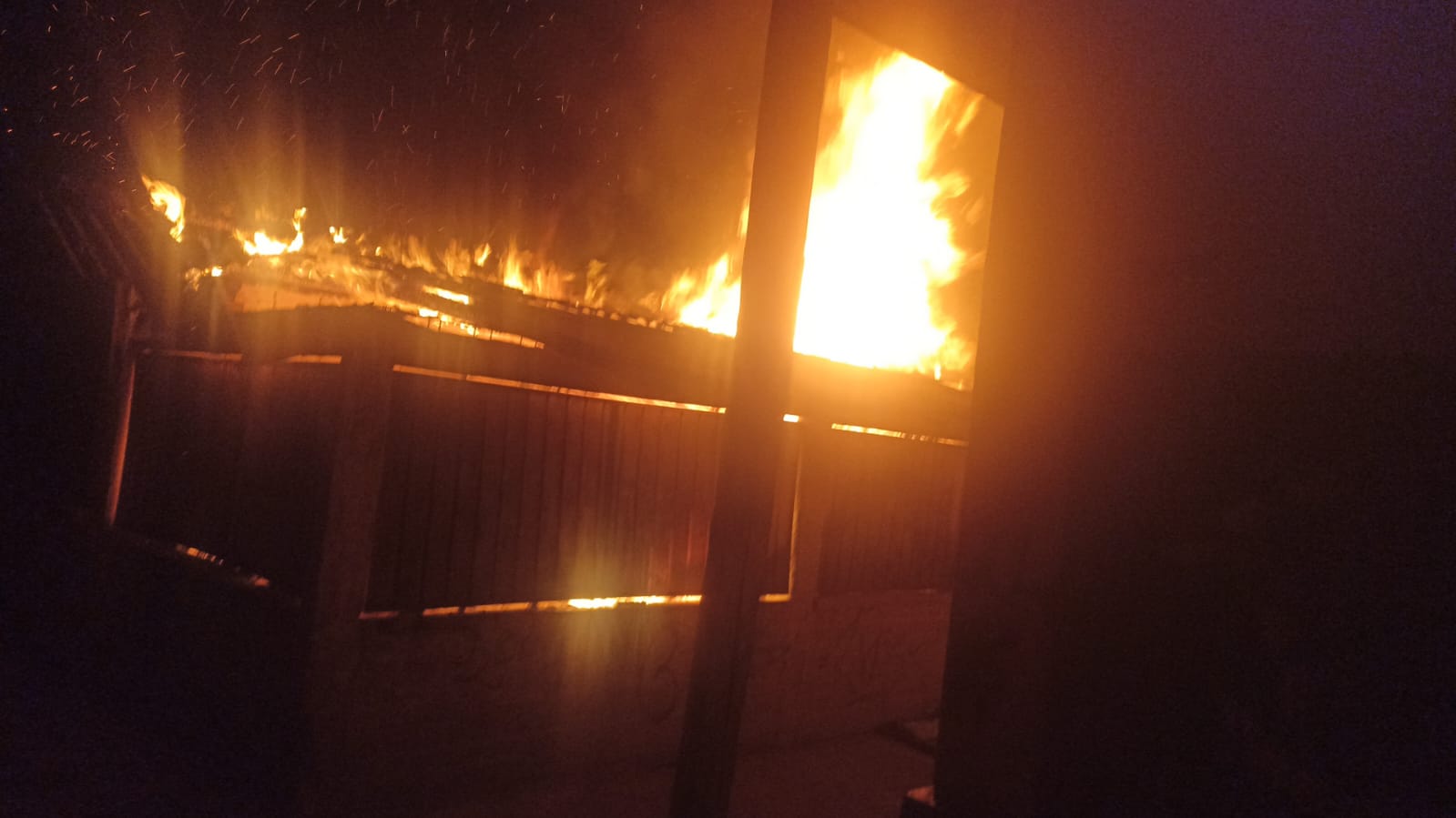 INCENDIO DESTRUYE LOCAL EN EL MERCADO DEL MORAL
