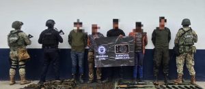 SSP y Defensa detienen a 5 hombres con arsenal en Apatzingán.<br>