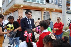 Toño Ixtláhuac inaugura pavimentación en Curungueo.<br>