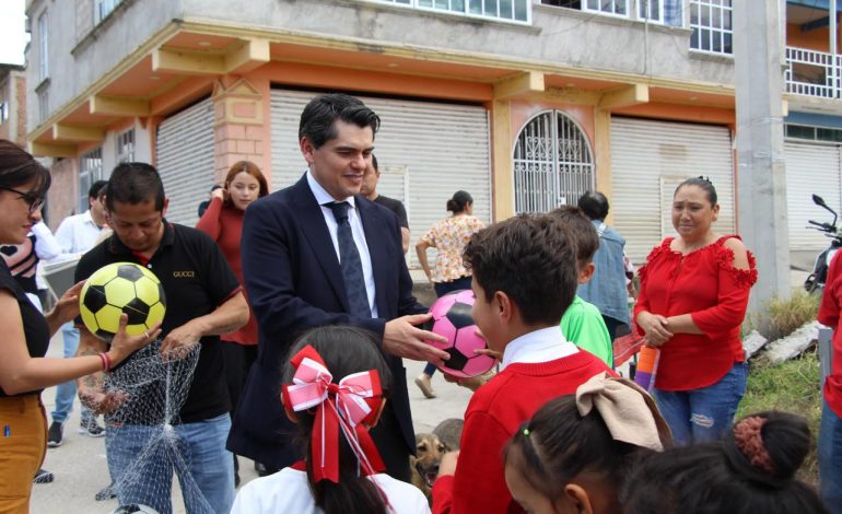Toño Ixtláhuac inaugura pavimentación en Curungueo.